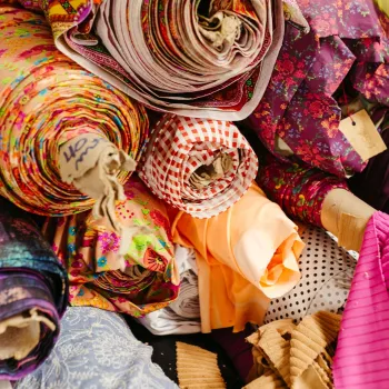 Verschillende rollen kleurrijke stoffen op de Stoffenmarkt Roermond