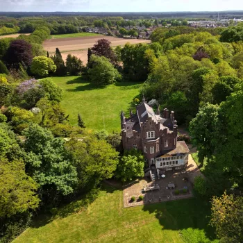 Tijdens de VVV wandeling Roerdalen - Munnichsbos en Aerwinkel stop je ook bij het imposante kasteel Aerwinkel, hier te zien vanuit de lucht