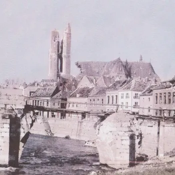 Tijdens de VVV wandeling Roermond - de Bevrijding in Aantocht wordt het verhaal te zien van de kapotgeschoten Kathedraal, hier te zien op een archieffoto