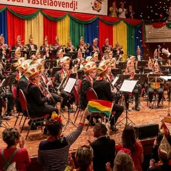 Harmonie Crescendo viert hun 5x11-jarig jubileum tijdens een feestelijk en drukbezocht Vastelaoves-Konzaer, compleet met confetti.