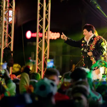 Artiest treedt op voor een feestelijk publiek tijdens Wieërt A Laaif 2025 in Weert.