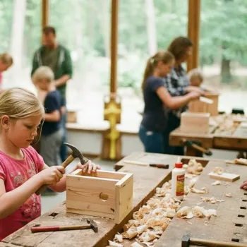 Kinderen en volwassenen timmeren aan houten vogelhuisjes tijdens een workshop in een lichte werkruimte met uitzicht op het bos.