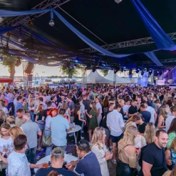 feestje met veel mensen tijdens maasbrachter havendagen
