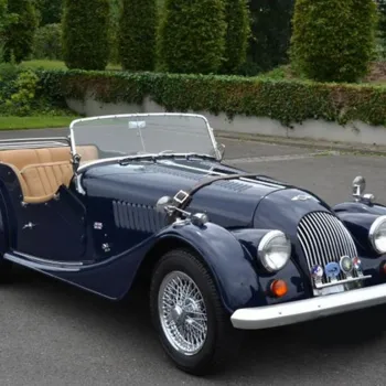 Klassieke cabriolet geparkeerd op een plein tijdens classic day, met donkerblauwe lak en beige interieur