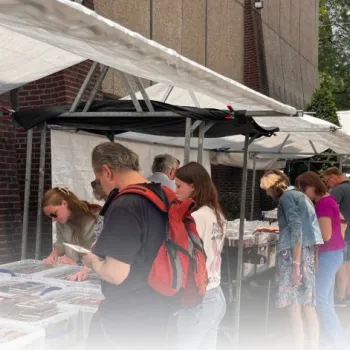 Platenmarkten Roermond met bezoekers die langs kraampjes bladeren en op zoek gaan naar lp’s en cd’s in de buitenlucht.