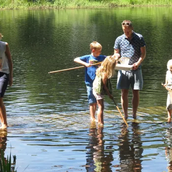 slootjesdag leudal waar een familie in het water staat