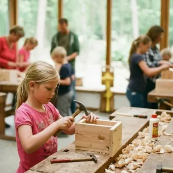 Kinderen en volwassenen timmeren aan houten vogelhuisjes tijdens een workshop in een lichte werkruimte met uitzicht op het bos.